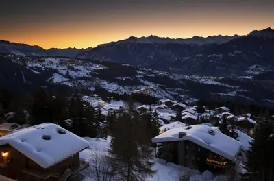 Ein allgemeiner Bergblick oder ein Berglick von des Hotels aus