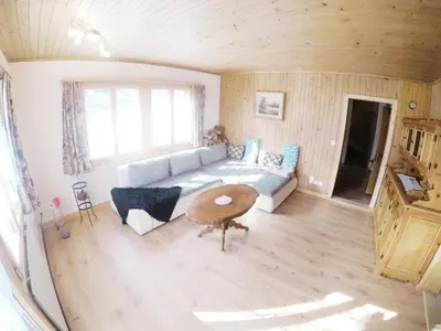 Ein Sitzbereich in der Unterkunft Gemütliche Ferienwohnung im Berner Oberland