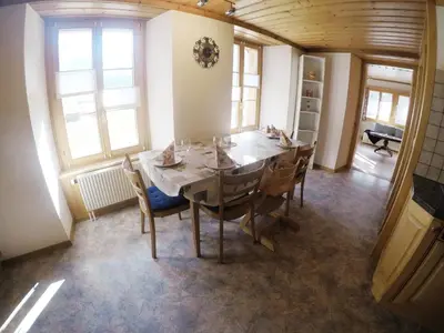 Ein Sitzbereich in der Unterkunft Gemütliche Ferienwohnung im Berner Oberland
