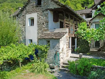 Ein Garten an der Unterkunft Rustico Pult