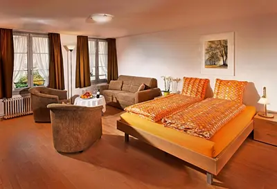 Ein Sitzbereich in der Unterkunft Ferienwohnungen Hotel Eden Spiez