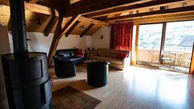 Ein Sitzbereich in der Unterkunft Ferienwohnungen Hotel Eden Spiez
