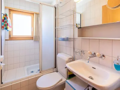 Ein Badezimmer in der Unterkunft Apartment Hübeli - Moosmatten by Interhome