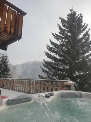 Ein allgemeiner Bergblick oder ein Berglick von des Ferienhauses aus