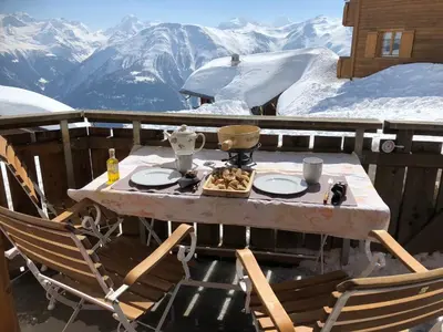 Ein allgemeiner Bergblick oder ein Berglick von der Ferienwohnung aus