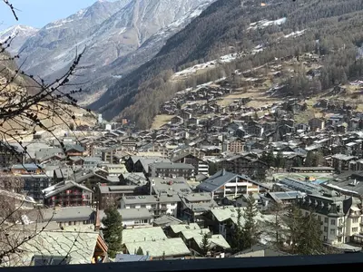 Ein allgemeiner Bergblick oder ein Berglick von des Bed & Breakfasts aus