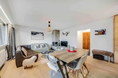 Ein Sitzbereich in der Unterkunft Crans center with fireplace and parking