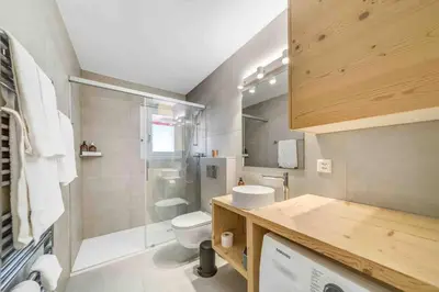 Ein Badezimmer in der Unterkunft Crans center with fireplace and parking
