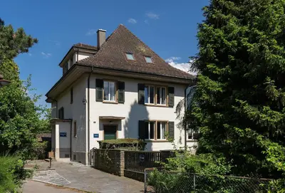 Das Gebäude in dem sich die Villa befindet