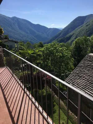 Ein allgemeiner Bergblick oder ein Berglick von des Ferienhauses aus