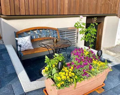 Ein Garten an der Unterkunft beim Brunnen