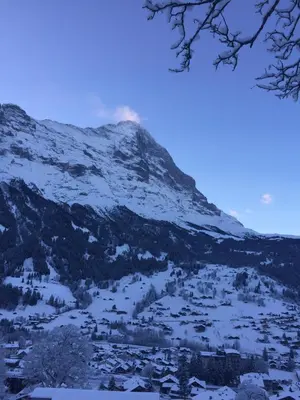 Ein allgemeiner Bergblick oder ein Berglick von der Ferienwohnung aus