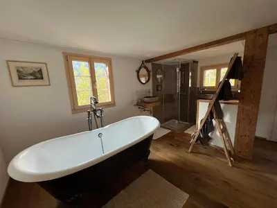 Ein Badezimmer in der Unterkunft Romantic private superior Swiss Chalet with Hottub