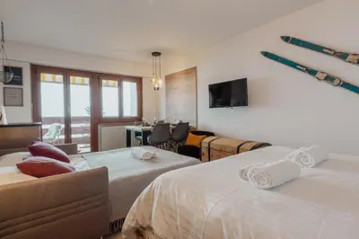 Ein Bett oder Betten in einem Zimmer der Unterkunft Studio rénové avec vue imprenable sur les Alpes