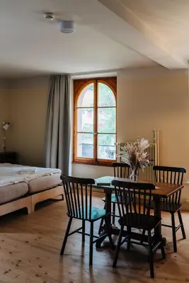 Ein Bett oder Betten in einem Zimmer der Unterkunft Grand Hotel du Cervin - Auberge de jeunesse et spa