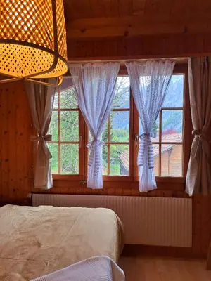 Ein Bett oder Betten in einem Zimmer der Unterkunft Sawasdee Swiss Chalet Wilderswil