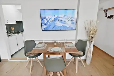 TV/Unterhaltungsangebot in der Unterkunft Nouveau studio avec vue imprenable sur la vallée