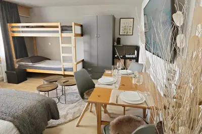 Ein Sitzbereich in der Unterkunft Nouveau studio avec vue imprenable sur la vallée