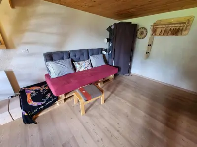 Ein Sitzbereich in der Unterkunft Cute attic apartment in the heart of the mountains