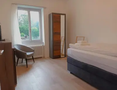 Ein Bett oder Betten in einem Zimmer der Unterkunft Henry's Apartments Interlaken