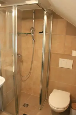 Ein Badezimmer in der Unterkunft Apartment Chalet Bifigen by Interhome
