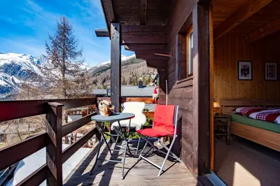 Ein allgemeiner Bergblick oder ein Berglick von des Chalets aus