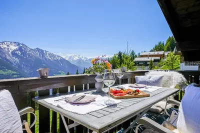 Ein allgemeiner Bergblick oder ein Berglick von der Ferienwohnung aus