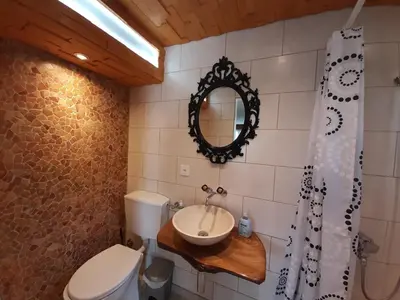 Ein Badezimmer in der Unterkunft Chalet apartment by Interlaken. Parking