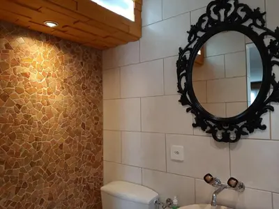 Ein Badezimmer in der Unterkunft Chalet apartment by Interlaken. Parking