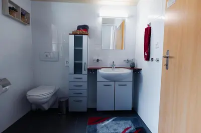 Ein Badezimmer in der Unterkunft Chalet Regenbogen Leukerbad mit Indoorrutschbahn