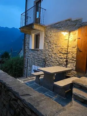 Ein allgemeiner Bergblick oder ein Berglick von des Ferienhauses aus