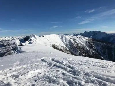 Ein allgemeiner Bergblick oder ein Berglick von des Ferienhauses aus
