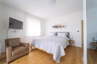 Ein Bett oder Betten in einem Zimmer der Unterkunft Swiss Blue Residence. Apartment Lake Paradise