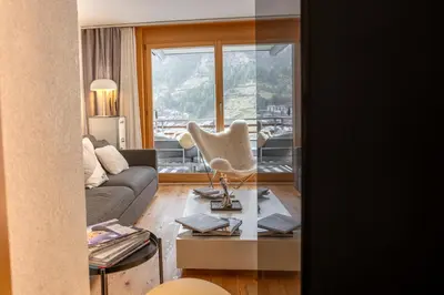 Ein Sitzbereich in der Unterkunft Zenith A Apartment by HomeFlow