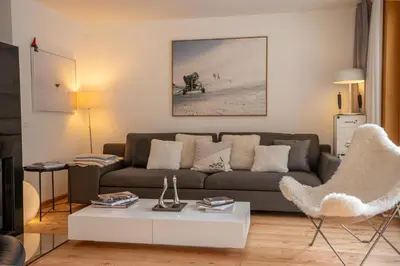 Ein Sitzbereich in der Unterkunft Zenith A Apartment by HomeFlow
