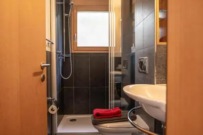 Ein Badezimmer in der Unterkunft Zenith A Apartment by HomeFlow