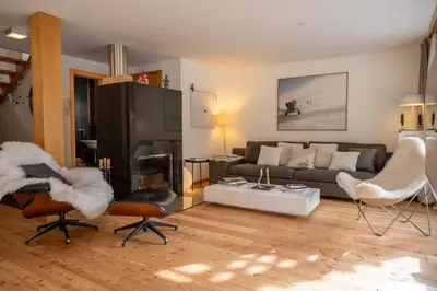 Ein Sitzbereich in der Unterkunft Zenith A Apartment by HomeFlow