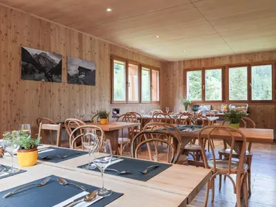 Ein Restaurant oder anderes Speiselokal in der Unterkunft Gasthaus Heiligkreuz