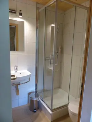 Ein Badezimmer in der Unterkunft Gasthaus Heiligkreuz