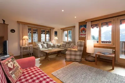 Ein Sitzbereich in der Unterkunft Chalet Eigersunne 2