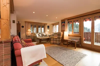 Ein Sitzbereich in der Unterkunft Chalet Eigersunne 2