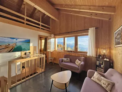 Ein Sitzbereich in der Unterkunft Tiny House facing the Alps - Ski in, Ski out