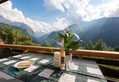 Ein allgemeiner Bergblick oder ein Berglick von der Ferienwohnung aus
