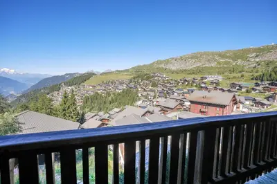 Ein allgemeiner Bergblick oder ein Berglick von des Chalets aus