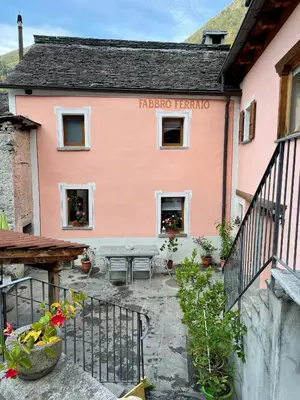 Das Gebäude in dem sich das Ferienhaus befindet