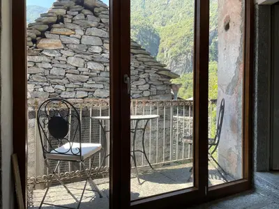 Ein allgemeiner Bergblick oder ein Berglick von des Ferienhauses aus