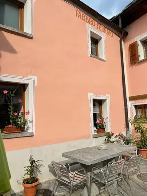 Das Gebäude in dem sich das Ferienhaus befindet