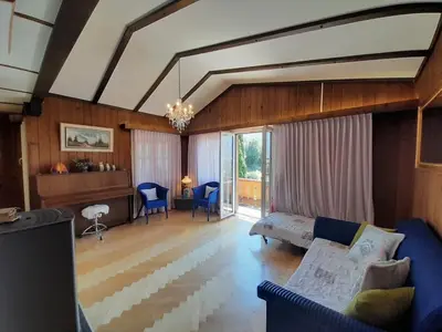 Ein Sitzbereich in der Unterkunft Cozy Chalet by Interlaken. Parking