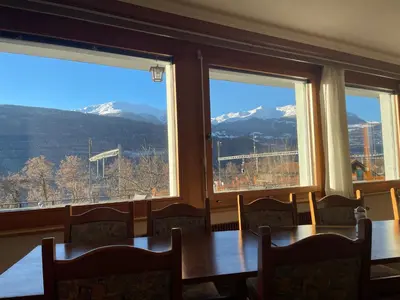 Ein allgemeiner Bergblick oder ein Berglick von des Hotels aus