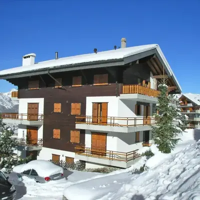 Apartment Les Crêtes 1-4 by Interhome